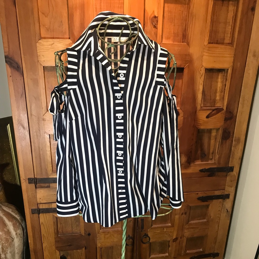 🌞NM navy stripe cut out tie shoulder blouse🌞